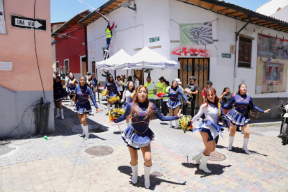 Con un desfile de las bastoneras y banda de paz inició la segunda edición de la Feria de San Blas - La Tola con la Ruta León.
