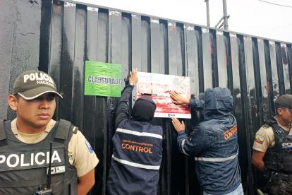 Policía y la AMC clausuraron la madrugada de este sábado un centro de tolerancia que operaba de manera ilegal en el sector de la Eloy Alfaro, norte de Quito.