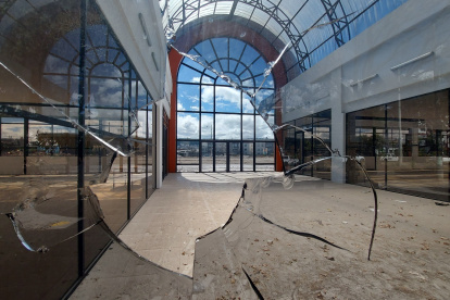 Así luce la exestación de La Y, en el norte, con vidrios rotos y grafitis por doquier en la entrada principal.