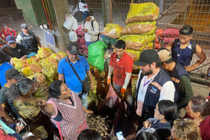 El operativo que se realiza con frecuencia en el mercado de mayoristas de Guayaquil, en Montebello.