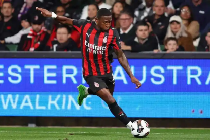 Pervis Estupiñán sigue consolidándose como titular del AC Milan en la Serie A 2025-2026.