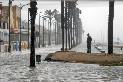 -FOTODELDÍA- GRAFCVA1271. VALENCIA, 21/01/2020.- La playa de la Patacona (Valencia), este martes, completamente inundada por la borrasca "Gloria", que afecta a la Comunitat Valenciana desde el domingo, y que ha dejado en las últimas veinticuatro horas precipitaciones acumuladas de 567 litros por metro cuadrado en Pinet (Valencia) y vientos de 65 kilómetros por hora en Torreblanca (Castellón). EFE/Manuel Bruque -FOTODELDÍA- ESPAÑA TEMPORAL INVIERNO