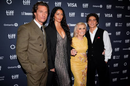 Matthew McConaughey junto a su esposa Camila, su mamá Kay y su hijo Levi