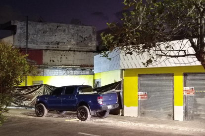 Denuncian construcción ilegal en La Floresta pese a sellos de suspensión colocados por la AMC.