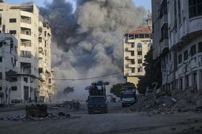 El humo se eleva en la Torre de La Meca tras un ataque aéreo israelí.