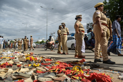 Al menos 38 personas murieron, entre ellas 16 mujeres y ocho niños, y más de 150 resultaron heridas tras una estampida ocurrida el sábado por la noche durante un masivo mitin político en el sur de la India, informaron este domingo fuentes oficiales. La tragedia tuvo lugar en la localidad de Karur, en el estado de Tamil Nadu (sur), durante un acto de campaña del popular actor reconvertido en político Vijay. EFE/RAGUL KRISHNAN