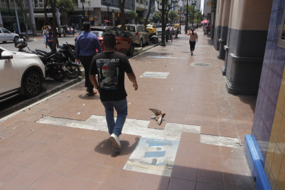 CERAMICA Y ADOQUINES DAÑADOS EN ZONAS REGENERADAS EN AV 9 DE OCTUBRE Y URDESA. 2025-09-24 PERIODISTA JUAN DANIEL PONCE FOTOGRAFO CHRISTIAN VINUEZA AG-PERIODISTA AG-GRANASA AG-EXPRESO