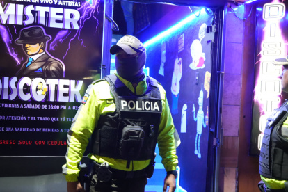 Hecho. Más de 400 funcionarios inspeccionaron los locales durante el macro operativo en Quito.