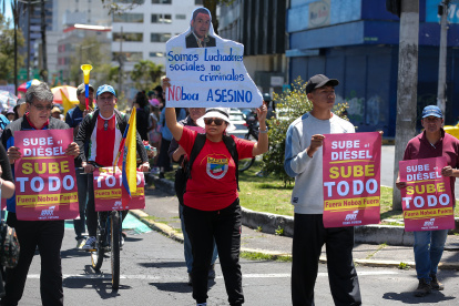 Personas a favor de la despenalización del aborto participan en una manifestación este domingo, en Quito (Ecuador).