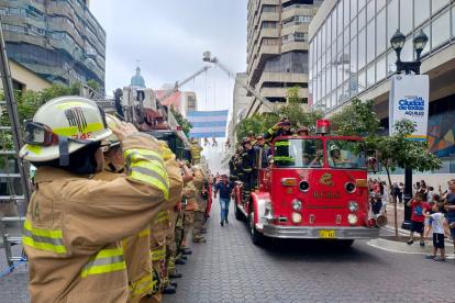 El centro de Guayaquil se llenó de júbilo con la actividad de los Bomberos.
