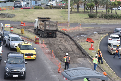 Intervención. El viernes, el trabajo se inició con maquinaria pesada en el redondel de Puembo, en sentido occidente - oriente. Hay cierres viales.