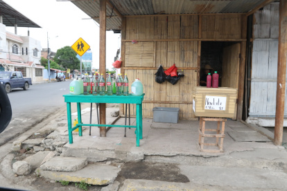 En Aguas Verdes, Perú, el combustible se vende sin control.