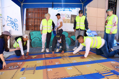 Actividades. El fin de  semana personas que fueron multadas brindaron apoyo en la feria Ruta León en el Centro Histórico de Quito.