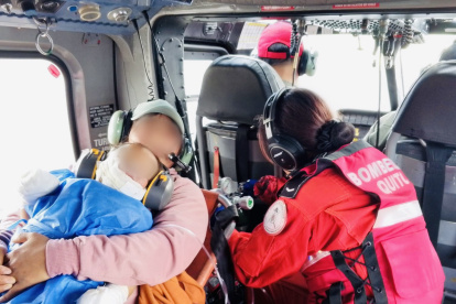 Un niño de 2 años con quemaduras graves fue trasladado de Ibarra a Quito mediante traslado aeromédico coordinado por ECU911, Bomberos y IESS.