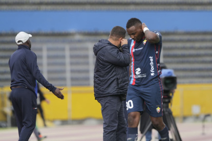 Franklin Carabalí (d) y el técnico Juan Carlos Pérez reflejan la impotencia por el 5-0 que además dejó la expulsión de dos jugadores, entre ellos Carabalí.