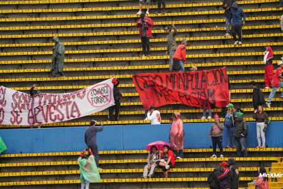 Los hinchas reclamaron durante el partido con varias pancartas.