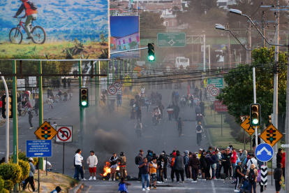 Fotografía del 24 de septiembre de 2025 de personas bloqueando una vía durante una manifestación, en Otavalo (Ecuador).