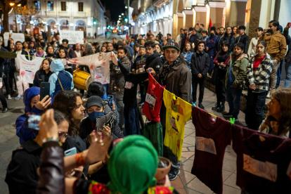 Decenas de personas se citaron en el Parque Calderón, centro de Cuenca, para hacer una vigilia en memoria de Efraín Fuerez.