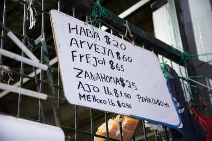 Los precios de algunos alimentos en el mercado de mayoristas en Guayaquil, en Montebello.