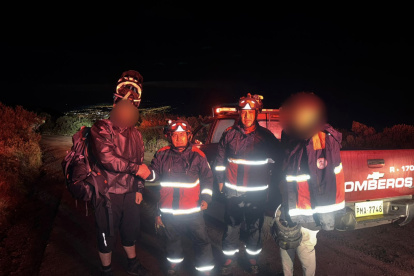 Casi tres horas de búsqueda, los bombreso rescataron a los extravidos.