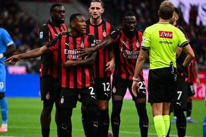 Pervis Estupiñán (i) reclamó la expulsión al árbitro en AC Milan vs Napoli.