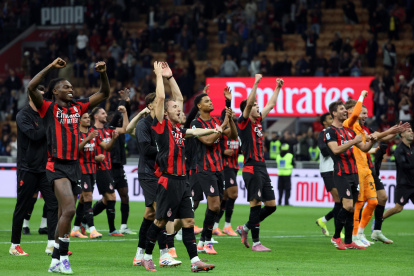 Jugadores de AC Milan festejaron la victoria 2-1 ante Napoli en San Siro.