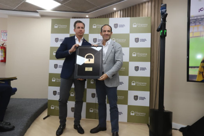 Francisco Egas, presidente de la Federación Ecuatoriana de Fútbol, durante la firma de una nueva alianza comercial con Hispana Seguros.