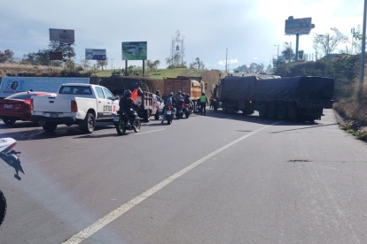 Un tráiler averiado bloqueó el paso de la Ruta Viva, por lo cual se afectó la circulación entre Quito y el aeropuerto Mariscal Sucre.