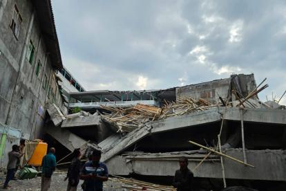 Equipos de rescate verifican indicios de supervivientes entre los escombros, en el internado islámico Al-Khoziny, situado en Sidoarjo, en el este de la isla más poblada de Indonesia.