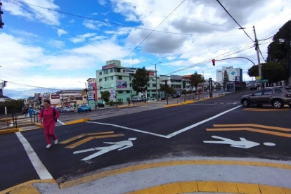 Nuevo cruce peatonal a nivel de calzada en la av. América y Rumipamba, frente al colegio San Gabriel.