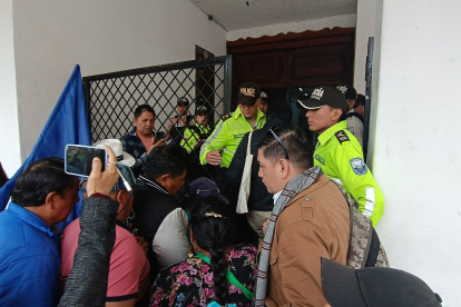 Representantes de la FOA llegaron a la Gobernación de Azuay para entregar documetos legales que respaldarían la revocatoria del proyecto Loma Larga.