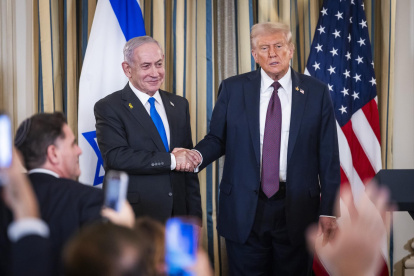 El presidente Donald Trump estrecha la mano del primer ministro israelí, Benjamin Netanyahu, tras hablar en una conferencia de prensa en la Casa Blanca, el 29 de septiembre de 2025.
