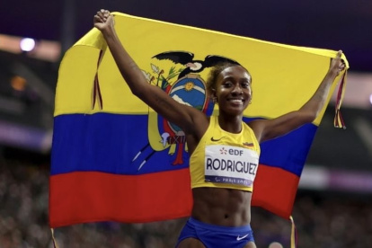 La deportista guayaquileña muestra la bandera tricolor luego de ganar la prueba de 100 mts planos en Nueva Delhi.