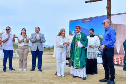 Monseñor Luis Gerardo Cabrera y directivos de Ambiensa durante la entrega del terreno.
