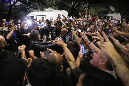 El presidente de Argentina, Javier Milei (izq.), llega a un mitin político al aire libre en el Parque Sarmiento en Córdoba, Argentina, el 19 de septiembre de 2025.