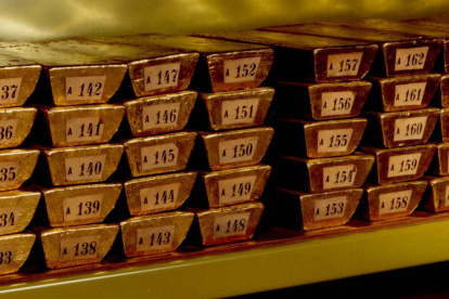 El precio del oro llegó a un nuevo récord y eso hace que el metal brille más para los bancos nacionales.