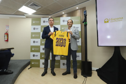 Francisco Egas (d), presidente de la Ecuafútbol, posa junto a Juan Carlos Amador, gerente general de Hispana de Seguros y Reaseguros.