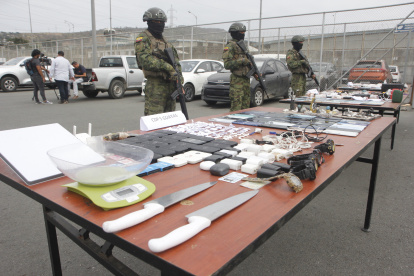 En el complejo penitenciario de Guayaquil se incautaron armas, drogas y equipos de comunicación.