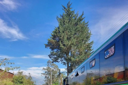 En la calle De Los Conquistadores, que conecta a las parroquias de Puembo y Pifo, se abrió un socavón.