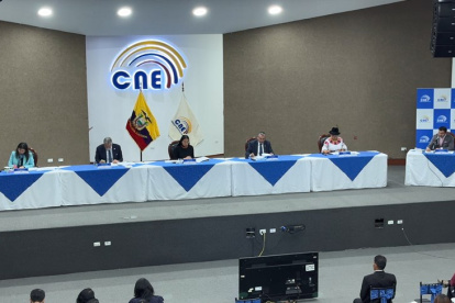 Los vocales del CNE, con Diana Atamaint a la cabeza, durante una sesión del organismo electoral