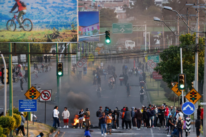 Fotografía del 24 de septiembre de 2025 de personas bloqueando una vía durante una manifestación, en Otavalo (Ecuador).