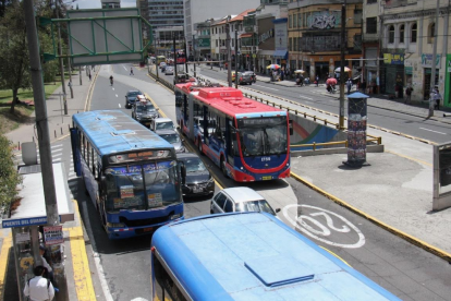 Desde el 31 de marzo 2025 empezaron a circular los 60 nuevos trolebuses eléctricos, en Quito. El resto de buses urbanos funcionan con diésel.