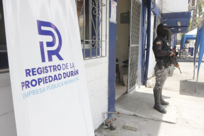Personal policial resguardaba dependencias municipales de Durán la mañana de este lunes 29 de septiembre.