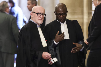 El abogado de la parte civil, Alain Jakubowicz (izq.), habla con el abogado de Airbus, Simon Ndiaye (der.), durante un ensayo del juicio de apelación por el accidente del avión AF447 entre Río y París en el Antiguo Palacio de Justicia de París, Francia.