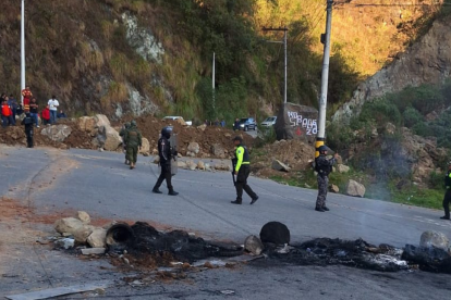 ECU 911 informó que los comuneros descargaron tierra.