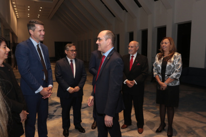 El nuevo embajador de Canadá en Ecuador, Craig Kowalik, conversa con el cónsul de Estados Unidos, de Guayaquil, Erik Martini.