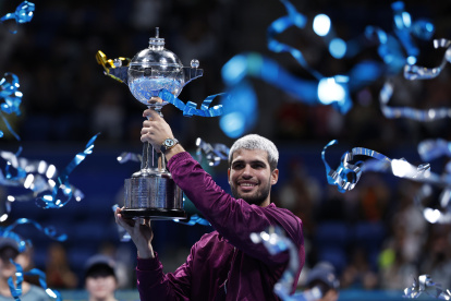 Carlos Alcaraz con el título que ganó en el Torneo de Tokio.