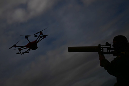 Un soldado de las fuerzas armadas alemanas, Bundeswehr, demuestra el uso de un bloqueador de drones portátil HP 47 durante un ejercicio de defensa con drones.