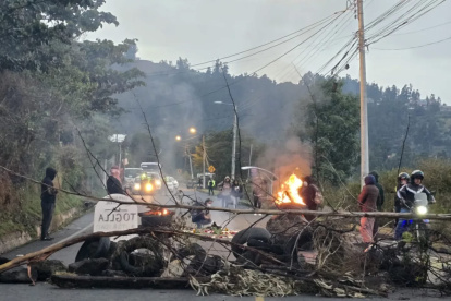 Con llantas y ramas de árboles se interrumpió el paso por la Intervalles.