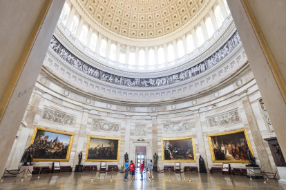 Los turistas visitan la Rotonda del Capitolio de los EE. UU. antes del regreso del Congreso el 1 de septiembre después del receso de agosto en Washington DC, EE. UU., 26 de agosto de 2025.